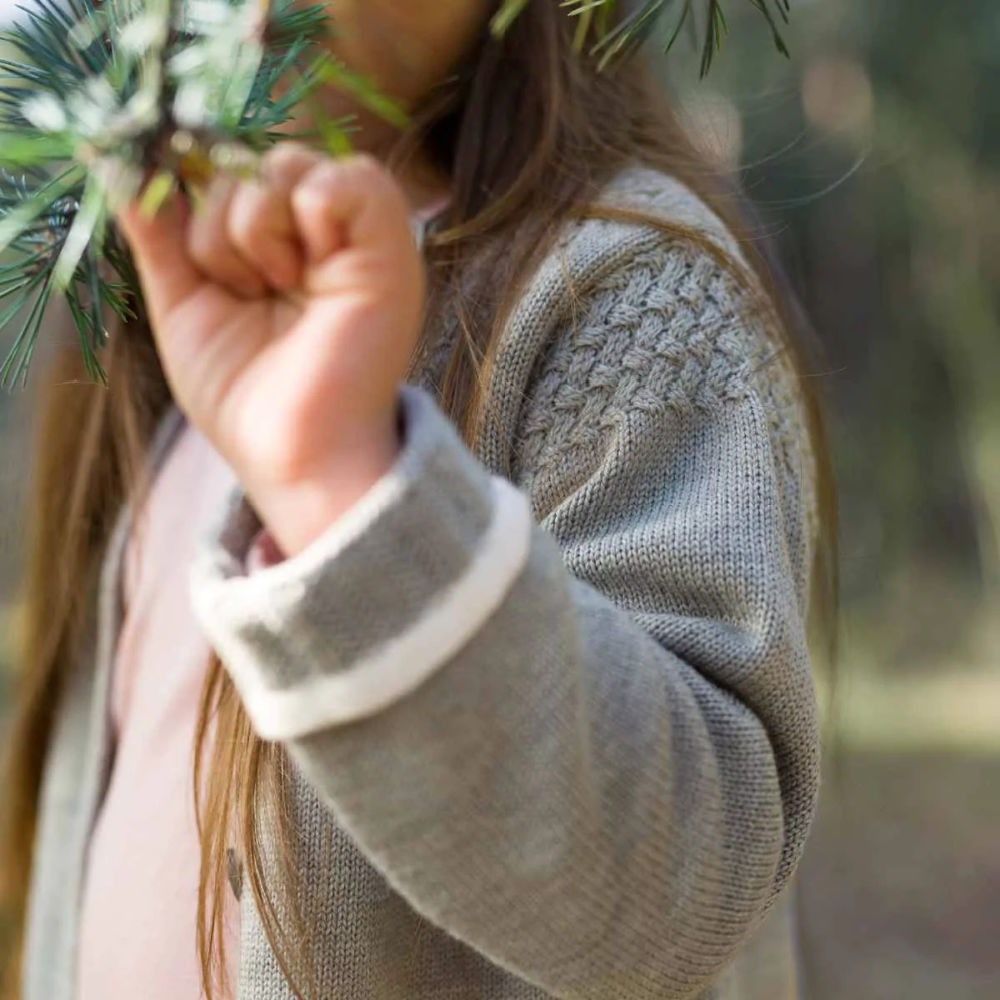 imgi_66_Lillelam_Jakke-classic_mellomgrå-miljø-2