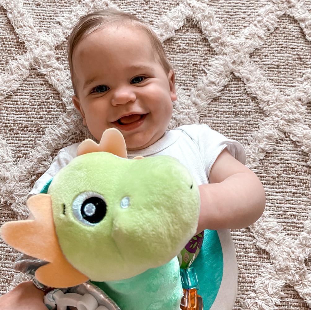 Jouet Sensoriel Playgro Dragon Dusty – Pour Poussette, Avec Clip, Miroir, Textures, Stimulation Bébé