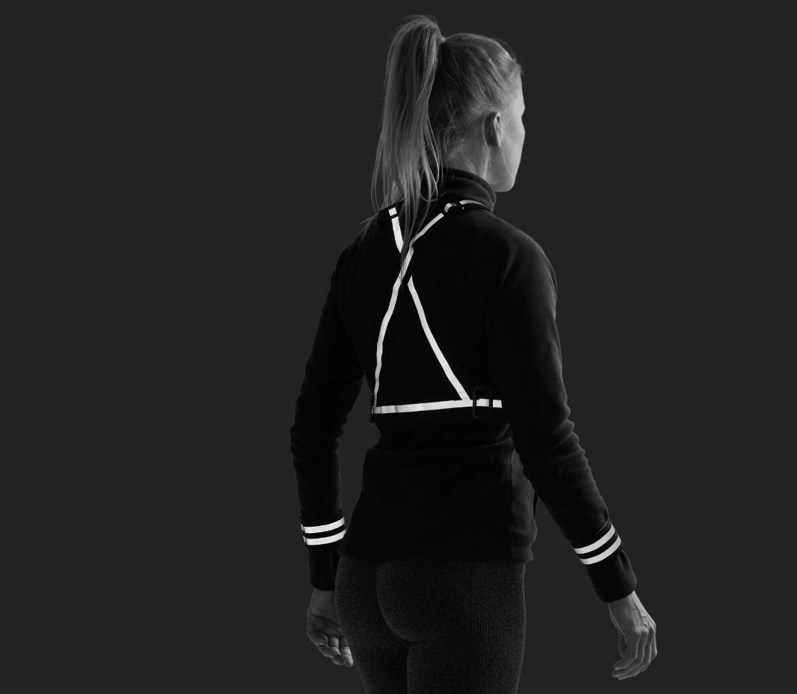 imgi_184_NG_refleks_balck_woman_close