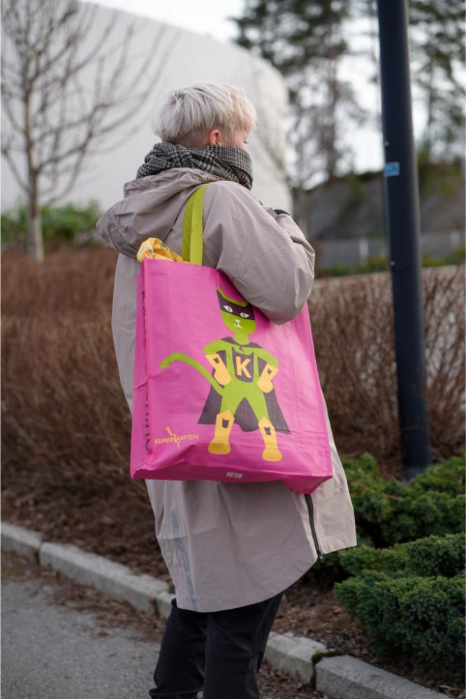 1477 Pose Superkatten-01