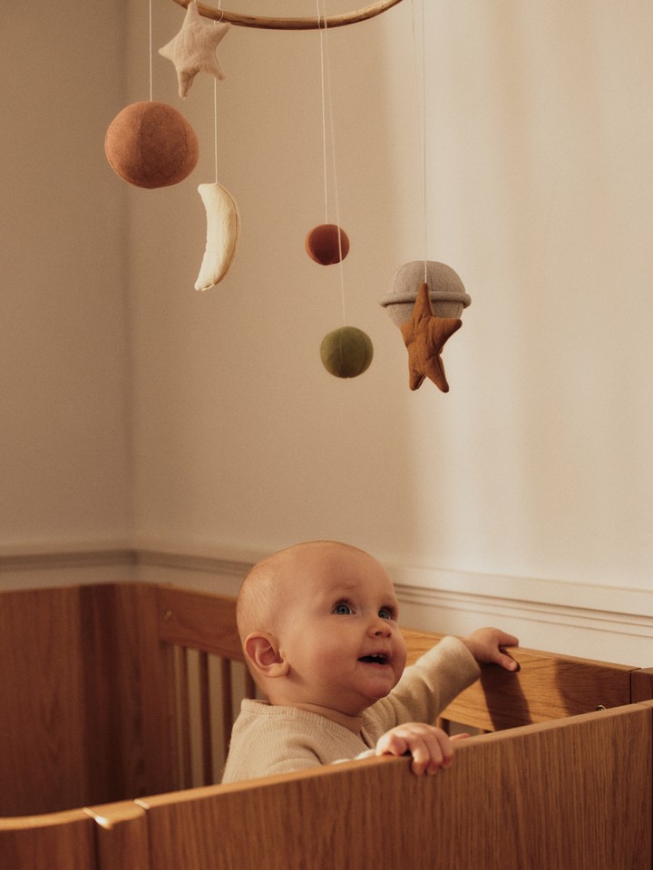 FermLiving_SS26_SkyeMobile_1104273156_TiluBabyCot_1104273074