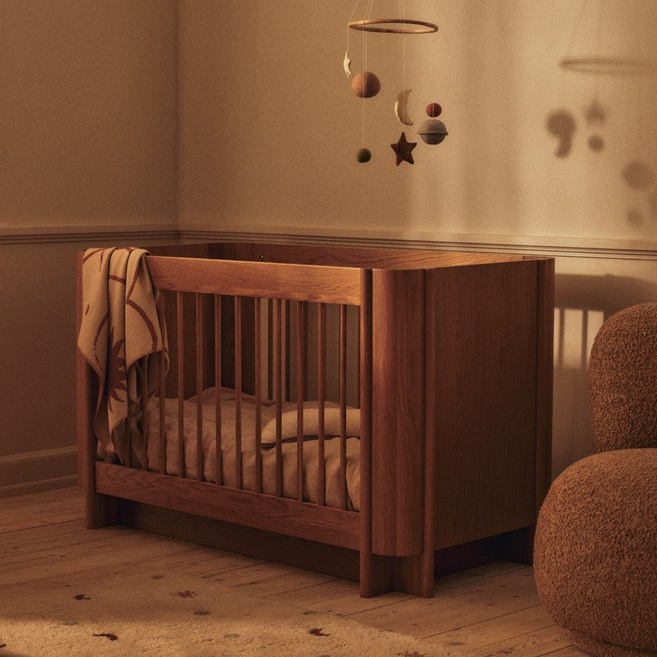 FermLiving_SS26_SkyeMobile_1104273156_TiluBabyCot_1104273074_TiluDresser_1104273075_SkyeTableLamp_1104273319