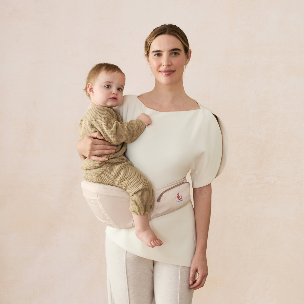BCHIPNATBGEBX_ergobaby_carrier_lift_natbge_M01_front.jpg