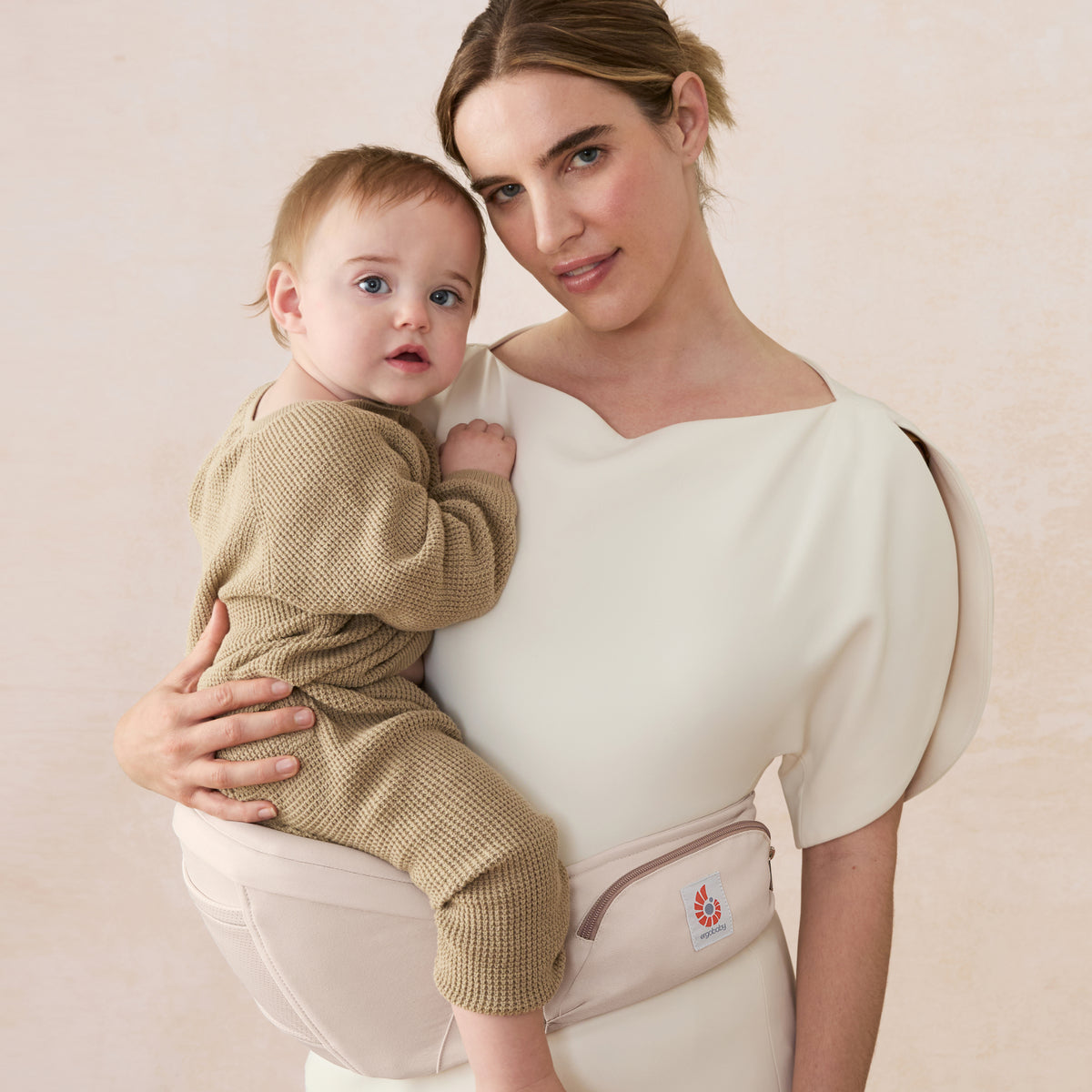 BCHIPNATBGEBX_ergobaby_carrier_lift_natbge_M03_detail.jpg