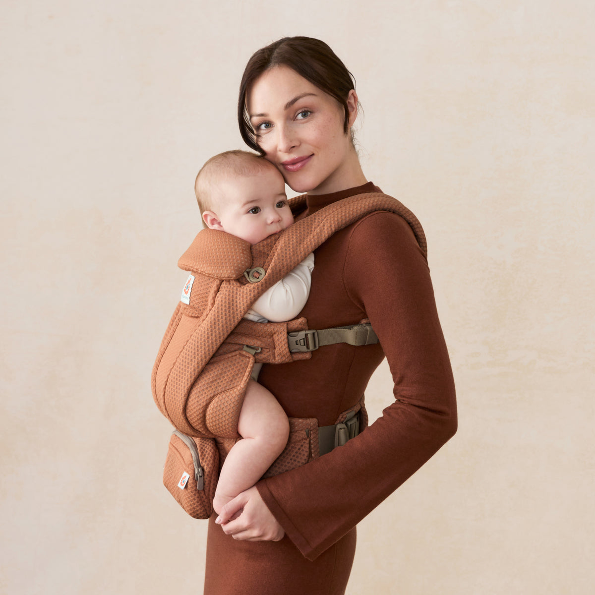 BCODMCANCLAY_ergobaby_carrier_omni_deluxe_mesh_canclay_M02_side.jpg
