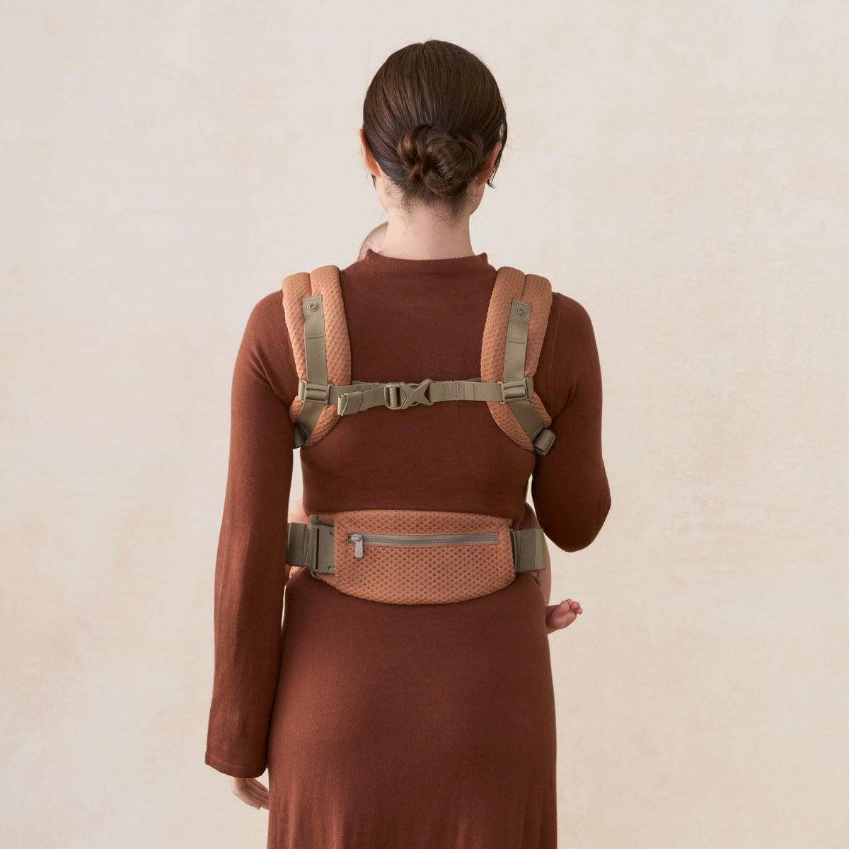 BCODMCANCLAY_ergobaby_carrier_omni_deluxe_mesh_canclay_M03_back.jpg