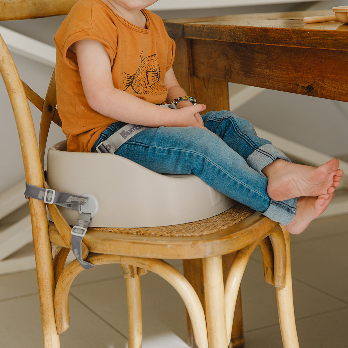 bumbo-booster-taupe-2.jpg