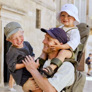 MiniMeis G5 skuldermeis – Olive Premium, i bruk med baby