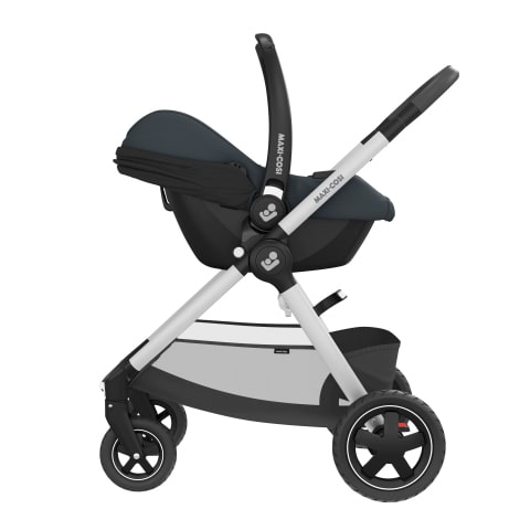Maxi-Cosi CabrioFix i-Size i Essential Graphite, på barnevogn