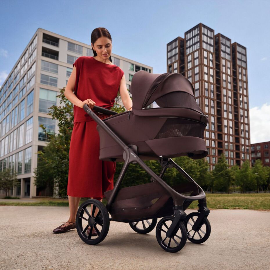 Maxi-Cosi Oxford+ i Espresso Brown med liggedel på tur i byen